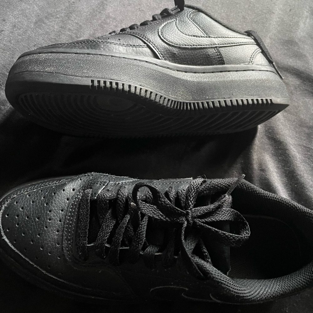 NIKE COURTS size 8.5 womens